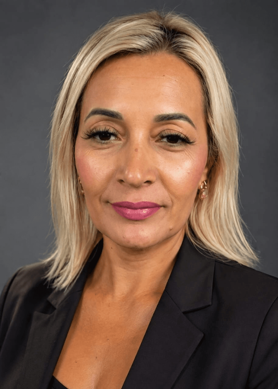 Nide Souza, autora de O Castelo, o Ouro e o Porão